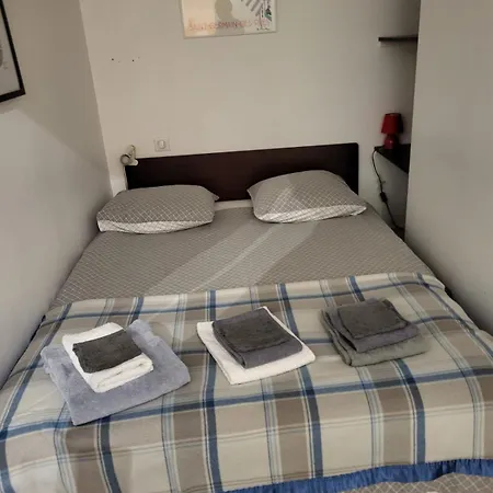 Private Guest And Bath Steps From Notre Dame 파리