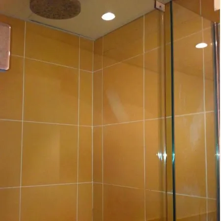 Private Guest And Bath Steps From Notre Dame 파리