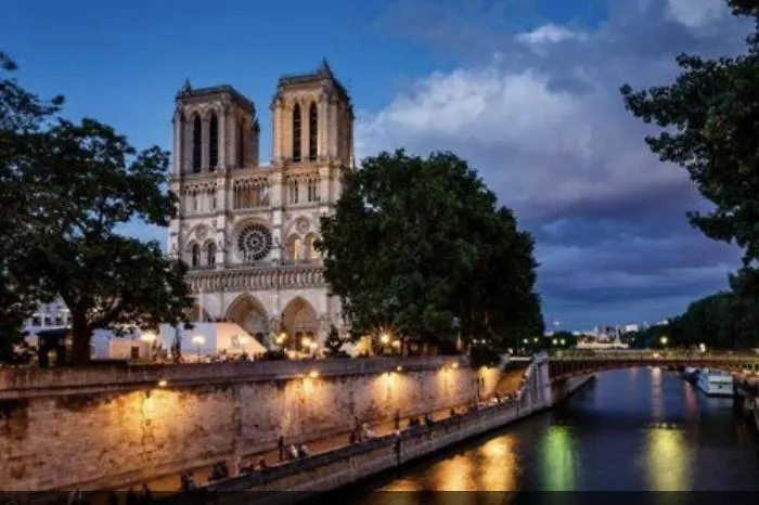 Private Guest And Bath Steps From Notre Dame